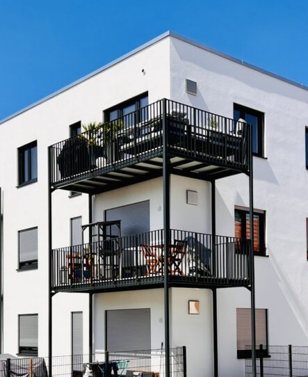 Ein Neubau mit Balkonen
